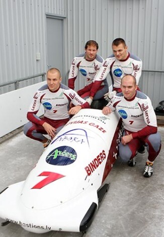 Latvijas pirmajam bobsleja četriniekam (no kreisās) Raivim Brokam, Intaram Dambim, Daumantam Dreiškanam un Edgaram Maskalānam pietrūka pavisam nedaudz līdz Eiropas čempionāta medaļai.