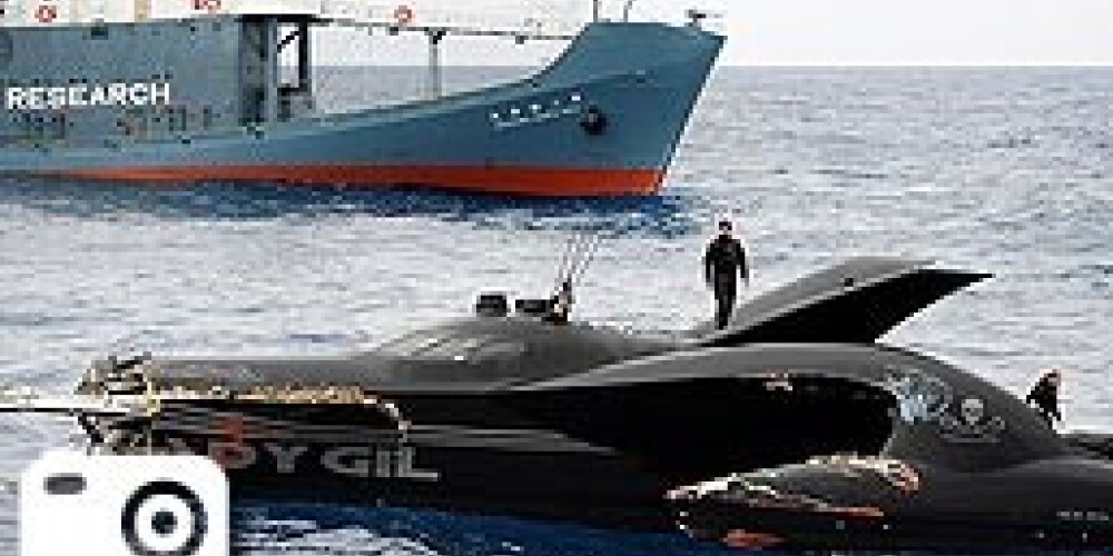 Austrāliešu aktīvisti uzrāpušies Japānas vaļu mednieku kuģī
