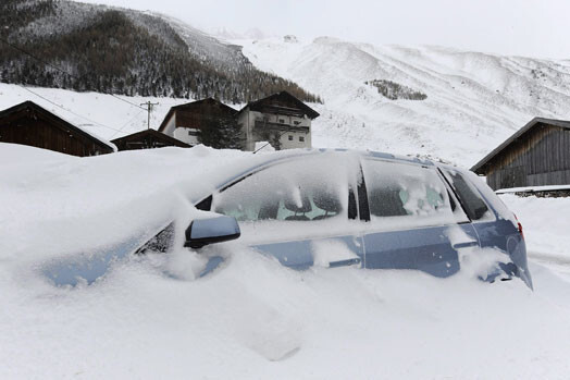 Austrijas rietumdaļā uzlabojusies auto un dzelzceļa satiksme, tomēr daži Alpu kalnu kūrorti joprojām ir nošķirti no ārpasaules.