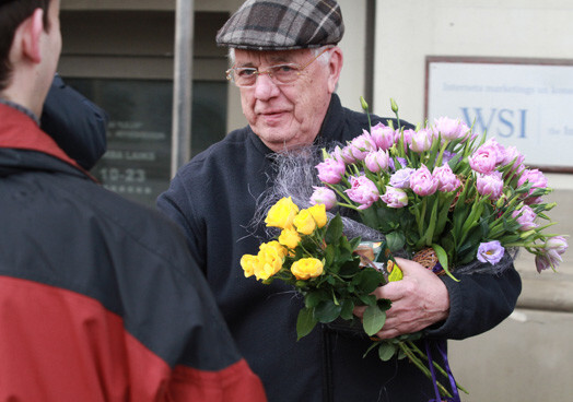 Maestro Raimondu Paulu 76. dzimšanas dienas rītā pie viņa Rīgas dzīvokļa namdurvīm uzmodina paša jaundibinātais ceremonijorķestris „Miers un Bērziņš”.