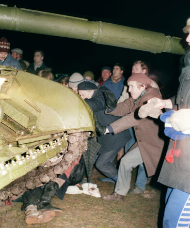 1991.gada 13.janvāra Viļņā no lodēm un zem tanku kāpurķēdēm pie televīzijas torņa gāja bojā 14 neapbruņoti cilvēki un vairāki simti tika ievainoti.