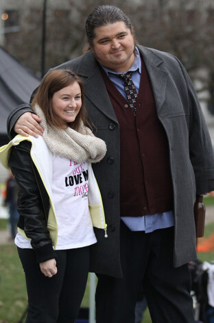 Хорхе Гарсиа — настоящий человек-гора, но на съемках сериала «Алькатрас» поклонницы не упускали возможности сфотографироваться с ним на память. Актер никому не отказывал