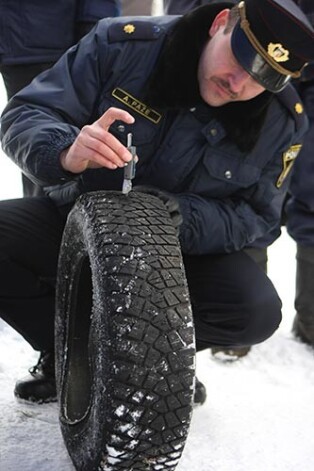 Ceļu policisti turpmāk pārbaudīs arī riepu protektoru dziļumu.