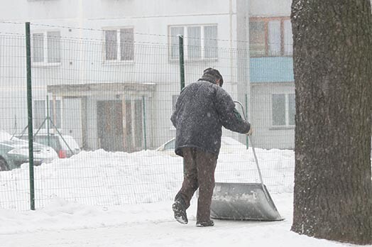 Lai sētnieks izpildītu minimālo darba slodzi, viņam aprūpē jābūt teritorijai, kas līdzinās futbola laukumam.