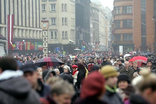 Līdz šim pēc CSP datiem tika uzskatīts, ka 2011.gada decembrī Latvijā bija 2,208 miljoni iedzīvotāju. Tagad noskaidrots, ka Latvijas iedzīvotāju skaits ir mazāks - 2 067 887.