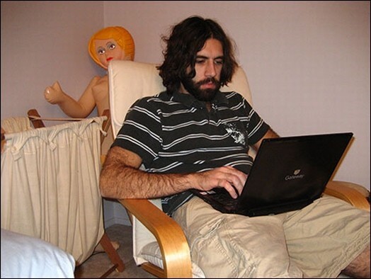 Секс-турист и автор нескольких учебников из серии «Как затащить в постель любую понравившуюся девушку», который пишет под псевдонимом Roosh V, в Риге потерпел фиаско