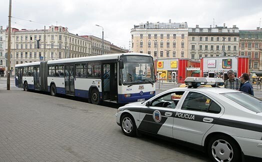 Daļa Rīgas autobraucēju uzskata, ka „Rīgas satiksmes” transportlīdzekļu šoferi uz ielām jūtas kā karaļi, kuriem satiksmes noteikumi nav rakstīti.