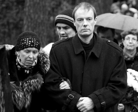 2011. gada 26. novembrī Ivo Ēķis kopā ar mammu, slaveno baleta pedagoģi Tamāru Ēķi zemes klēpī guldīja tēvu un vīru, baletdejotāju Artūru Ēķi. Pēc diviem mēnešiem mūžībā aizgājis arī Ivo.