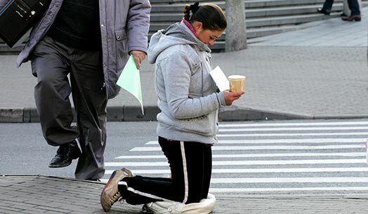 Latvijas turīgā slāņa iedzīvotāji vidēji var tērēt 472 latus mēnesī, bet trūcīgie – tikai 70 latus.