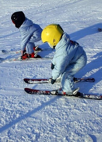 Labi, ja bērns nodarbojas ar kādu ziemas sporta veidu – slēpo, slido vai arī regulāri apmeklē baseinu.