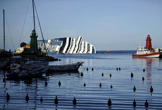 Avarējušajā kruīzu kuģī "Costa Concordia" ūdenslīdēji sestdien atraduši bojāgājušu sievieti.