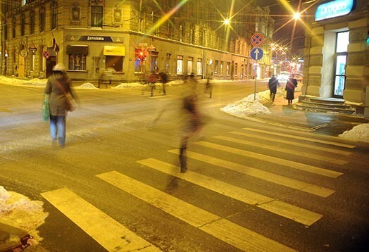 Uz gājēju pārejām, īpaši sliktos laika apstākļos, Latvijā ir jābūt ļoti uzmanīgiem.