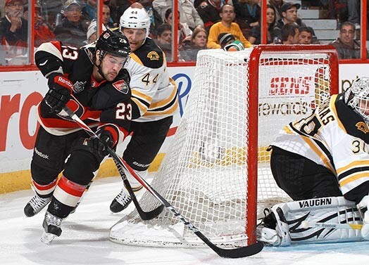 Kaspars Daugaviņš apdraud Bostonas "Bruins" Tima Tomasa vārtus.