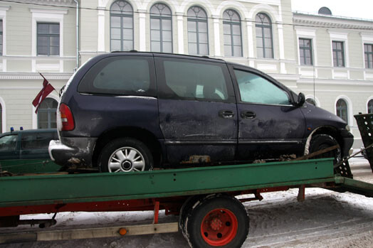 Minivenu „Chrysler Voyager” laupītāji aizņēmās, tikai Jēkabpilī pirms uzbrukuma nozaga un pielika citas numura zīmes — divas dažādas. Mašīnu rotā Latvijas karodziņš...