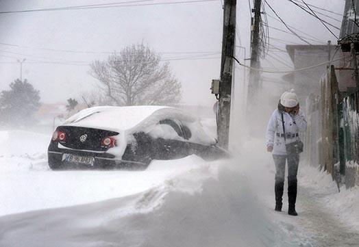 Rumānijas dienvidus ceturtdien paralizējusi spēcīga sniega vētra.