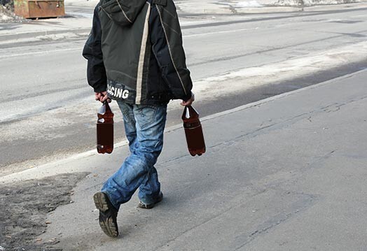 Latvijā ir kļuvusi par lēto, divlitrīgo plastmasas alus pudeļu valsti, uzskata narkologs Jānis Strazdiņš.