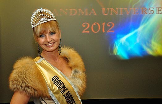 Rīdziniece Stella Vilema (52) starptautiskajā vecmāmiņu skaistumkonkursā Bulgārijā ieguva titulu „Mrs. Grandma European Union 2012”. Uzvaras iedvesmota, viņa šādu konkursu grib sarīkot arī Latvijā.