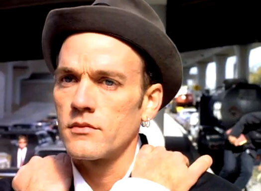Kadrs no grupas "REM" dziesmas "Everybody Hurts" videoklipa.