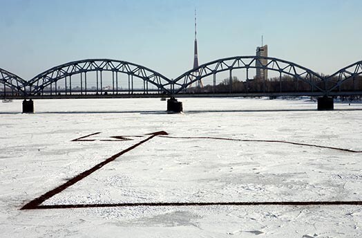 Rīgas teritorijā Daugavas ledus ir bīstams izskalojumu dēļ. Lai gan ir stiprs sals, Rīgā staigāt pa Daugavas ledu ir bīstami.