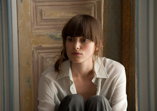 Keirai Naitlijai saka, ka vienīgās pārraides, kas viņai pietrūkst, ir dokumentālās filmas un futbola spēles.