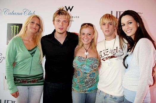 Ник и Аарон Картер с сестрами Лесли (первая слева), Бобби и Энжел (первая справа). Лесли скончалась от передозировки медикаментов в возрасте 25 лет 1 февраля в Нью-Йорке