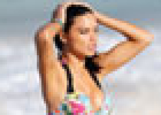 Supermodele Adriana Lima beidzot parāda, kā pareizi jāvalkā bikini. FOTO