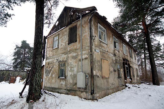 Liesmas bija iemetušās divstāvu nama jumtā, ugunsgrēku Dreiliņu pievārtē varēja redzēt jau no kilometra. Pie otrā loga stāvēja izmisusī Veronika, kamēr aiz durvīm trakoja liesmas.