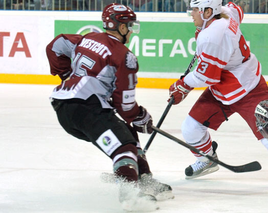 Dūvijs Vestkots "Dinamo" sastāvā 2008./2009.gada sezonā piedalījās 51 KHL regulārā čempionāta spēlē, bet Gagarina kausa izcīņā viņš aizvadīja divus mačus, kopumā šajās spēlēs viņš guva divus vārtus un izdarīja 17 rezultatīvas piespēles, kā arī nopelnīja 157 soda minūtes.