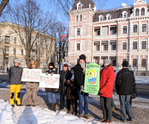 Protestējot pret politisko režīmu Krievijā, piketā Rīgā piedalījās seši cilvēki ar plakātiem krievu un angļu valodās. Iepriekš dalību bija pieteikuši ap 30 cilvēku, taču, visticamāk, bargais sals pārējos nobiedējis.