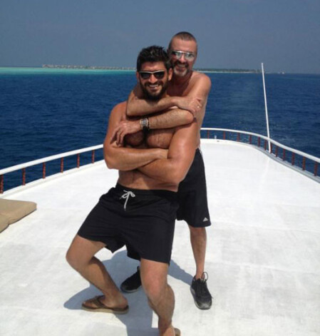 В ноябре певец Джордж Майкл перепугал своих поклонников, оказавшись в австрийской больнице с тяжелой пневмонией, однако он пошел на поправку и выглядит довольным и счастливым, отдыхая с бойфрендом Фади Фавазом в теплых странах