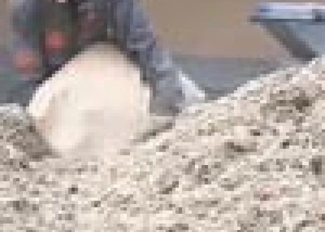 Krāslavā māju siltina ar kaņepju spaļiem. VIDEO