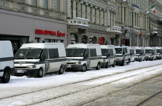 Daudzviet Rīgas centrā ceturtdien un piektdien apstāties un stāvēt būs atļauts vienīgi operatīvajam transportam un transportlīdzekļiem ar speciālām caurlaidēm.