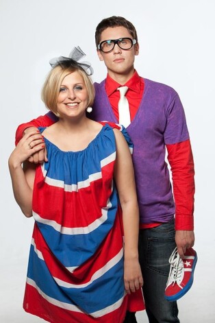 „Esmu gatavs apēst tevi, ieskatīt aiz plakstiņiem, ieklausīt caur ausīm iekšā, aptaustīt un iespurgties,” savai mīlestībai Leldei veltītajā dziesmā dzied Jānis Šipkēvics.