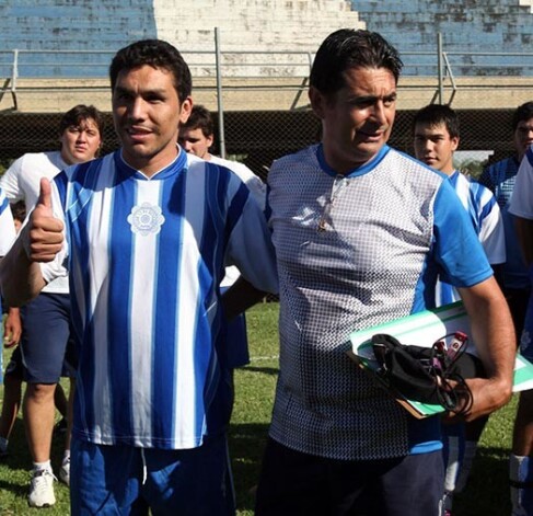 Paragvajas futbolists Salvadors Kabanass (pa kreisi) ierodas sava jaunā kluba treniņā.