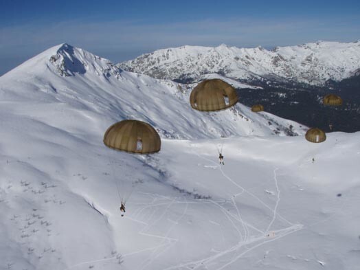 Izpletņlēcēji Alpos.