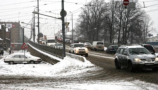 Sakarā ar vidējās diennakts gaisa temperatūras paaugstināšanos piektdien tiek atcelti vairāki braukšanas ātruma ierobežojumi.