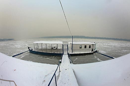 Daļēji aizsalusī Donava, kas parasti ir noslogotākais Eiropas ūdensceļš.