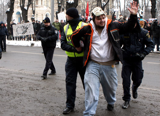 Aizturētais cilvēks bija "Anonymous" maskā. Šādas maskas izmantoja arī citu Eiropas valstu protestētāji.