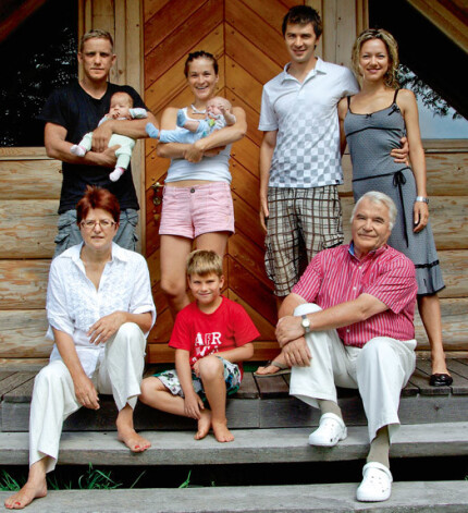 2010. gada vasara lauku mājās. Stāv znots Artūrs ar mazmeitu Emīliju, meita Ilze ar mazdēlu Maratu, dēls Jānis un vedekla Alise. Sēž sieva Māra, mazdēls Krišjānis un pats Jānis.