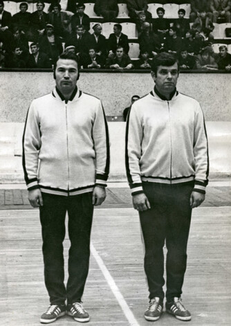 Labākais rokasbumbas tiesnešu pāris padomijā. 1970. gadā PSRS meistarsacīkstēs Taškentā Jānis Ķuzulis un Andris Vītols.