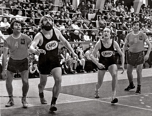 Mākslas dienu basketbola turnīrs 1983. gadā. Jānis Ķuzulis pirmais no kreisās.