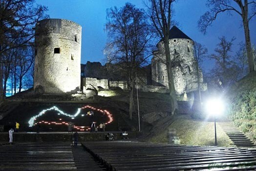 Cēsu pils kalpotāji saviem viesiem sagatavojuši jaunu pārsteigumu – latviešu seno svētku un godu svinēšanu tautiskās tradīcijās.