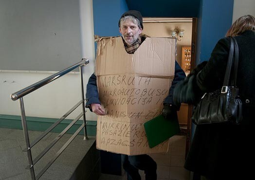 Liepājniekam Eduardam Beinertam ceturtdien nepaveicās ar piketēšanu pret „mikriņu” likvidāciju. Pašvaldības policisti ātri vien viņu sašņorēja un iesēdināja policijas busiņā.