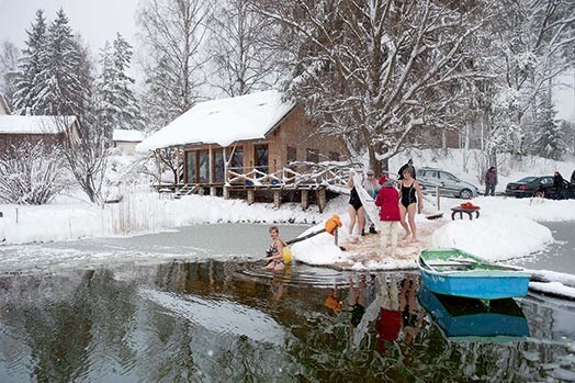 Te neviens nav noskumis vai sanīcis. Visi ir dzīvesprieka un enerģijas pilni. Lai noliktu malā ikdienas rūpes, jāatrod tikai piemērota vieta ziemas peldei.