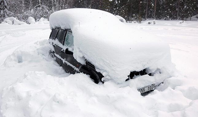 Automašīna, kurā vīrietis divus mēnešus nodzīvoja, pārtiekot vien no sniega.