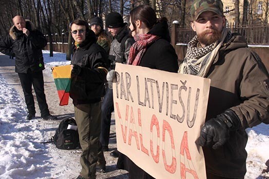 Latvijas pilsoņus, kuri devās uz referendumu Viļņā, pie Latvijas vēstniecības uzmundrināja lietuviešu piketētāji.