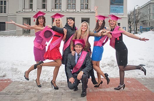Kosmetoloģijas koledžas izlaidumā.
