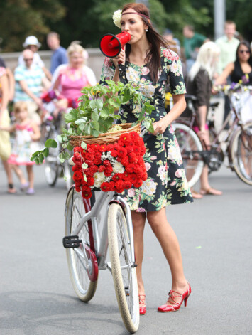 Ziedu velobraucienā pie Brīvības pieminekļa 2011. gada vasarā.