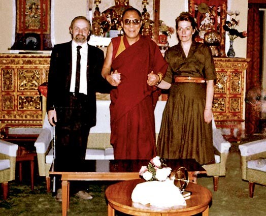 1991. gadā ar kundzi Laimdotu un Tibetas Dalailamu. Tikšanās notika tibetiešu kopienas trimdas vietā Indijā, Dharamsalā.