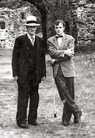 1960. gadā pēc 8. klases beigšanas ar vectēvu Aleksandru Jaunbērzu Bauskas pilsdrupās.